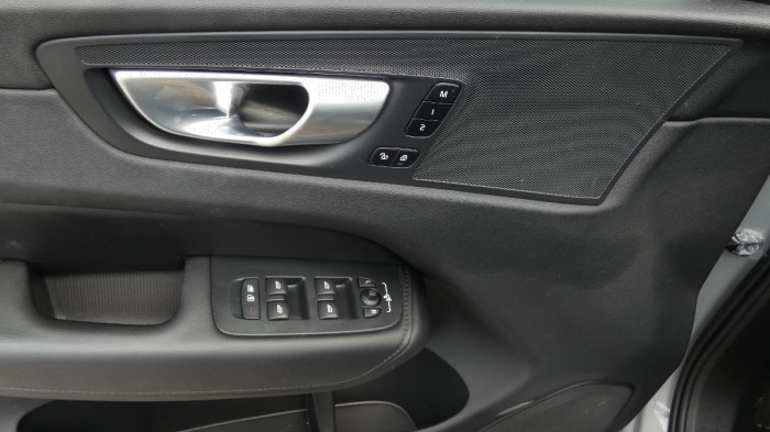 Volvo XC60 B4 mHEV AWD Plus Dark na operativní leasing
