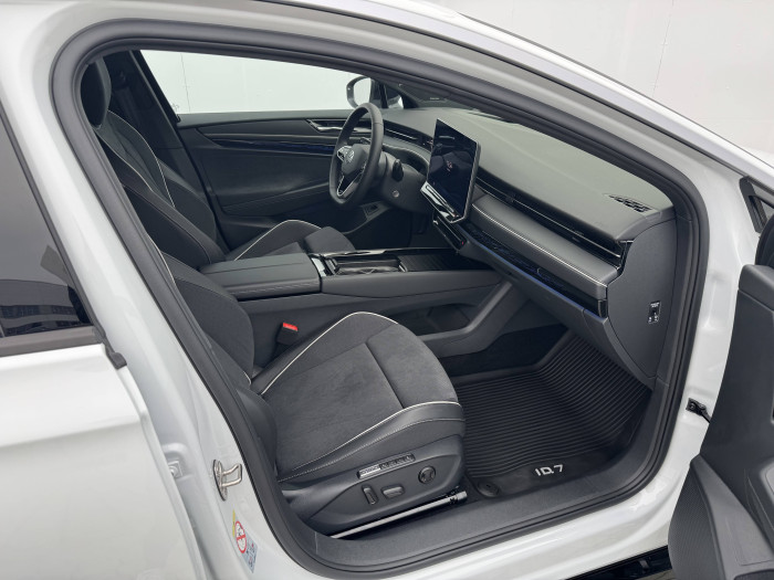 Volkswagen ID.7 Tourer Pro S People / 210kW na operativní leasing