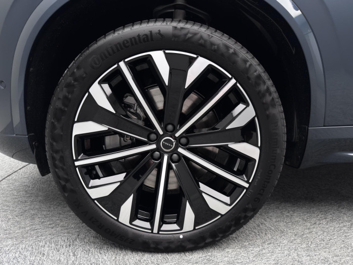 Volvo XC90 T8 AWD Plug-in ULTRA DARK 7m na operativní leasing