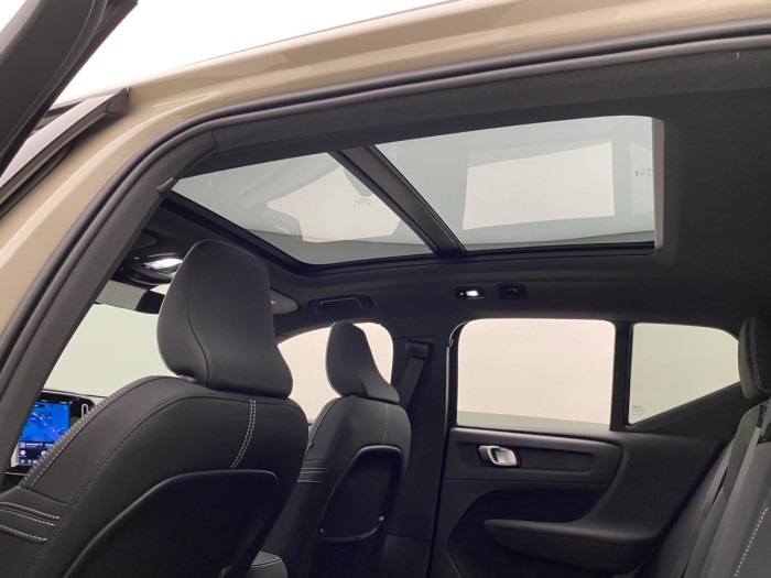 Volvo XC40 B3 AUT DARK PLUS na operativní leasing