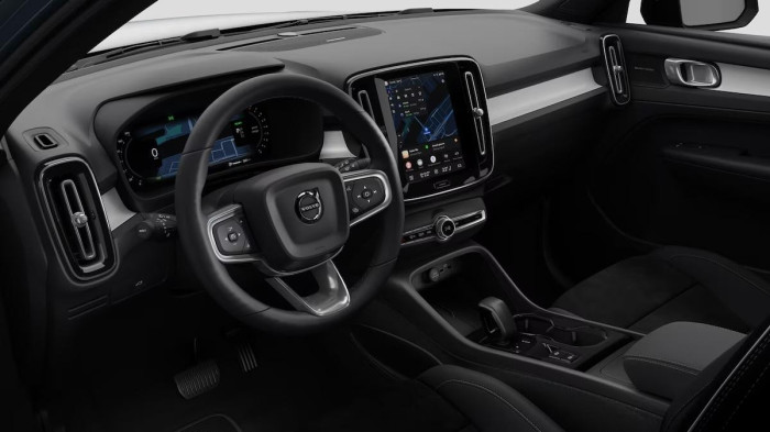 Volvo XC40 B3 AUT PLUS BLACK EDITION na operativní leasing