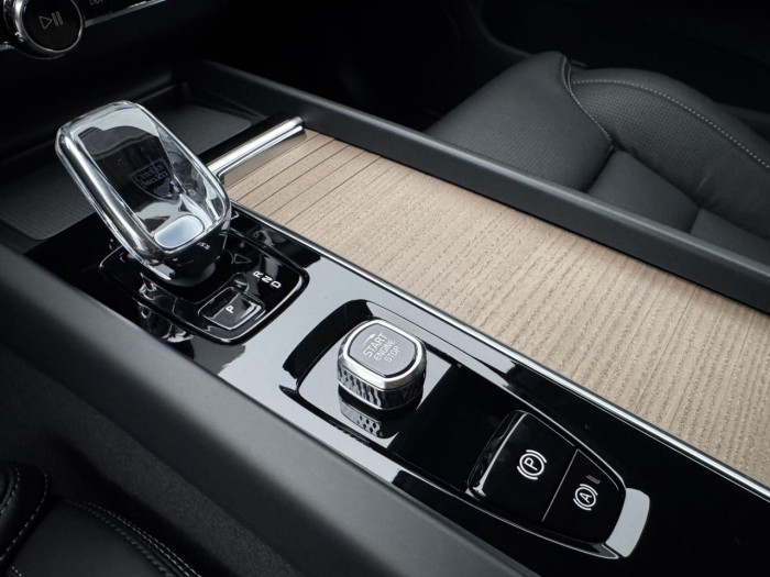 Volvo XC60 B5 AWD AUT DARK ULTRA na operativní leasing