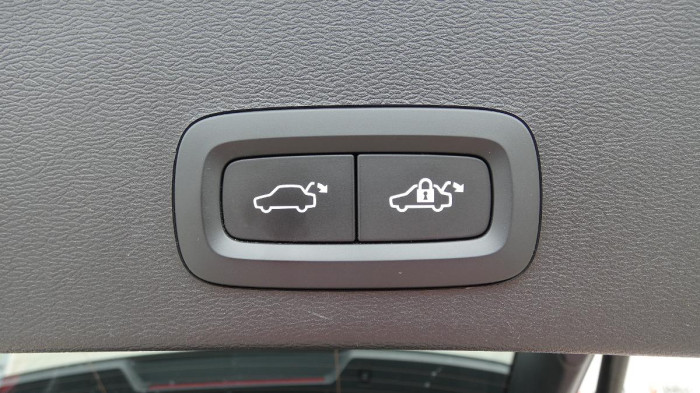 Volvo XC40 B3 PLUS DARK na operativní leasing