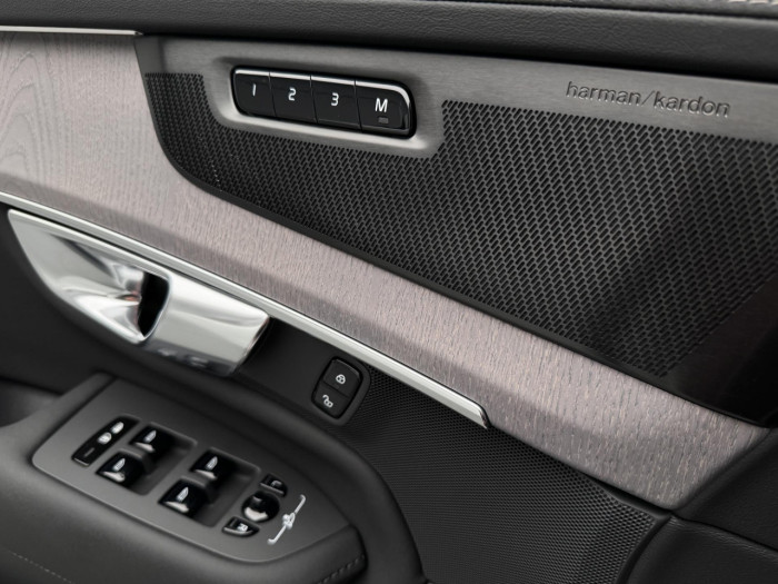 Volvo XC90 T8 AWD Plug-in ULTRA DARK 7m na operativní leasing