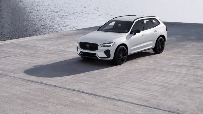 Volvo XC60 PLUS BLACK EDITION, B5 AWD, 184+10 kW / 250+14 HP na operativní leasing