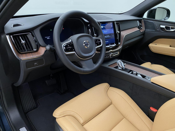 Volvo XC60 B5 AWD AUT DARK PLUS na operativní leasing