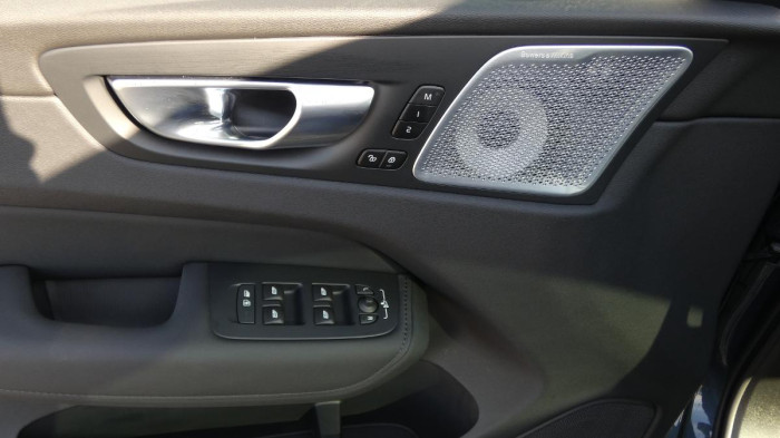 Volvo XC60 T8 Plug-In Hybdrid AWD aut. Ul na operativní leasing