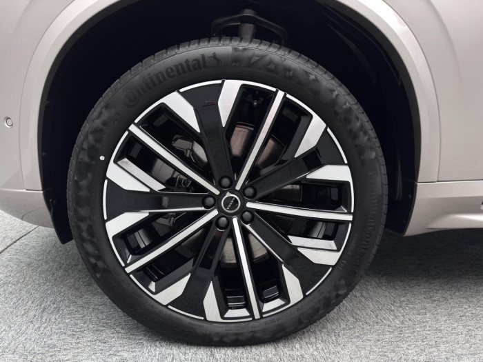 Volvo XC90 T8 AWD Plug-in DARK ULTRA 7 na operativní leasing