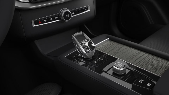 Volvo XC90 T8 AWD Plug-in BRIGHT PLUS 7m na operativní leasing