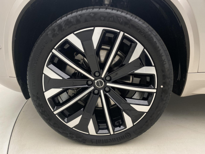 Volvo XC90 B5 AWD AUT DARK PLUS na operativní leasing