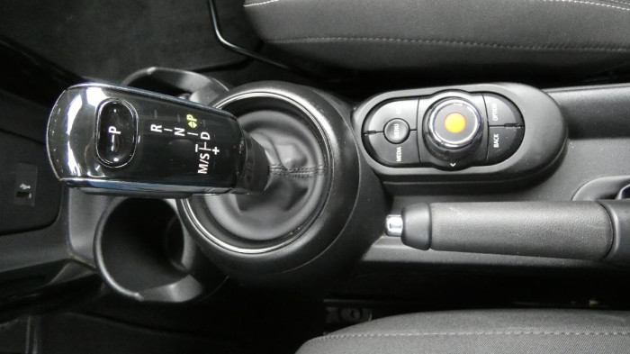 Volvo XC40 B3 PLUS DARK DCT na operativní leasing