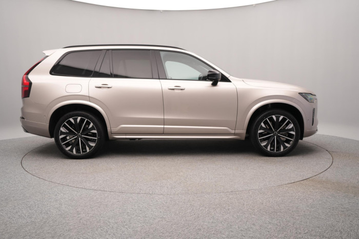Volvo XC90 T8 AWD Plug-in ULTRA DARK 7m na operativní leasing