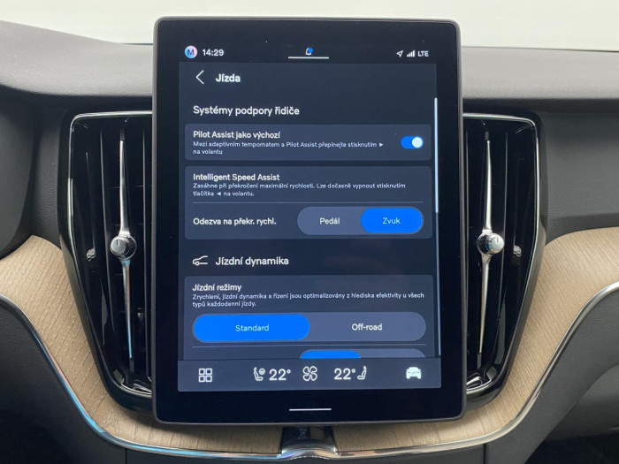Volvo XC60 B5 AWD AUT DARK PLUS na operativní leasing