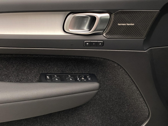 Volvo XC40 B4 AUT DARK PLUS na operativní leasing