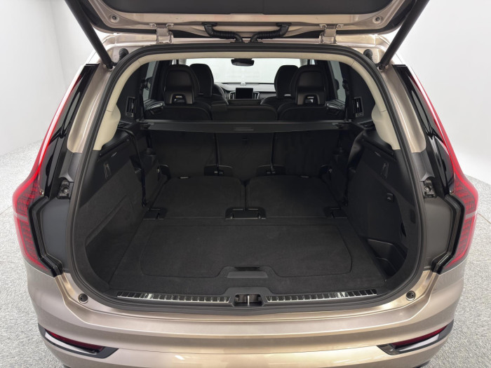 Volvo XC90 T8 AWD Plug-in DARK ULTRA 7 na operativní leasing