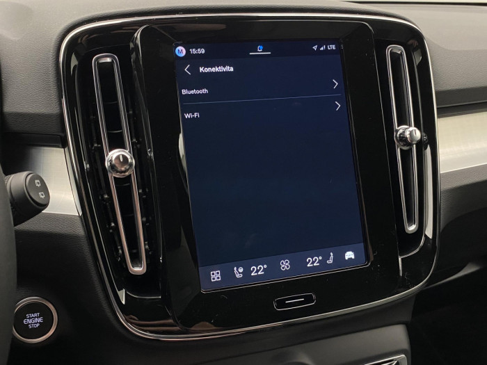 Volvo XC40 B4 AUT DARK PLUS na operativní leasing