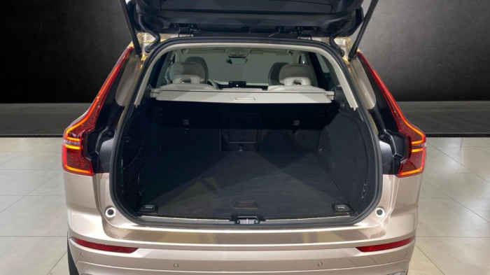 Volvo XC60 PLUS BRIGHT, B5 AWD, 184+10 kW / 250+14 HP na operativní leasing