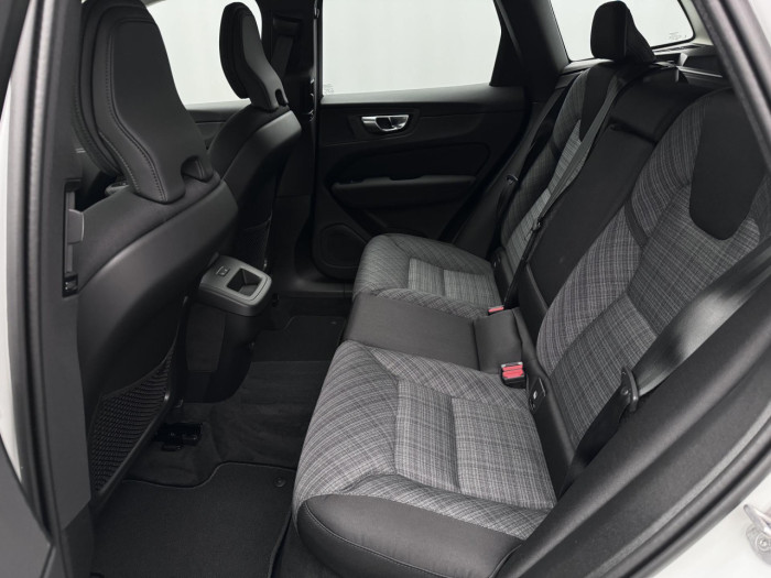 Volvo XC60 B5 AWD AUT ESSENTIAL na operativní leasing