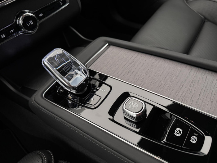 Volvo XC90 T8 AWD Plug-in DARK PLUS 7m na operativní leasing