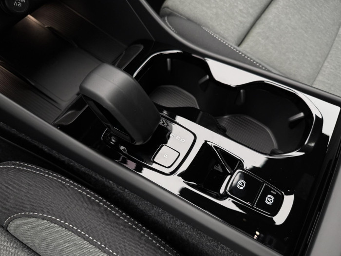 Volvo XC40 B3 AUT DARK PLUS na operativní leasing