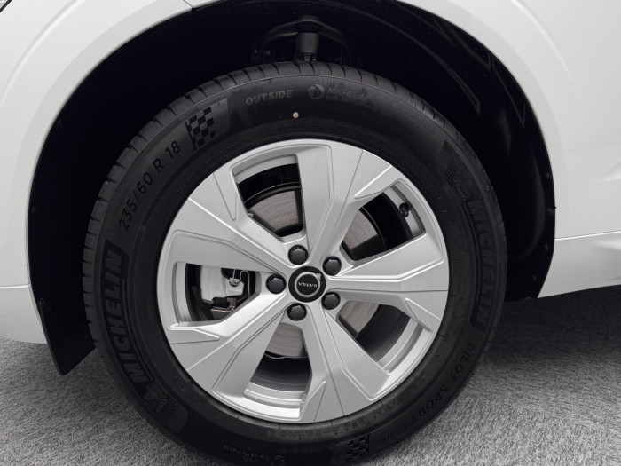 Volvo XC60 B5 AWD AUT ESSENTIAL na operativní leasing