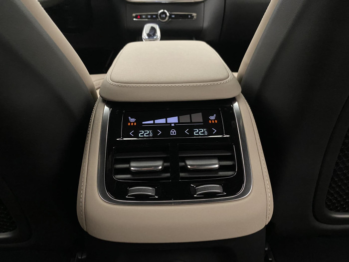 Volvo XC90 T8 AWD Plug-in DARK PLUS 7m na operativní leasing