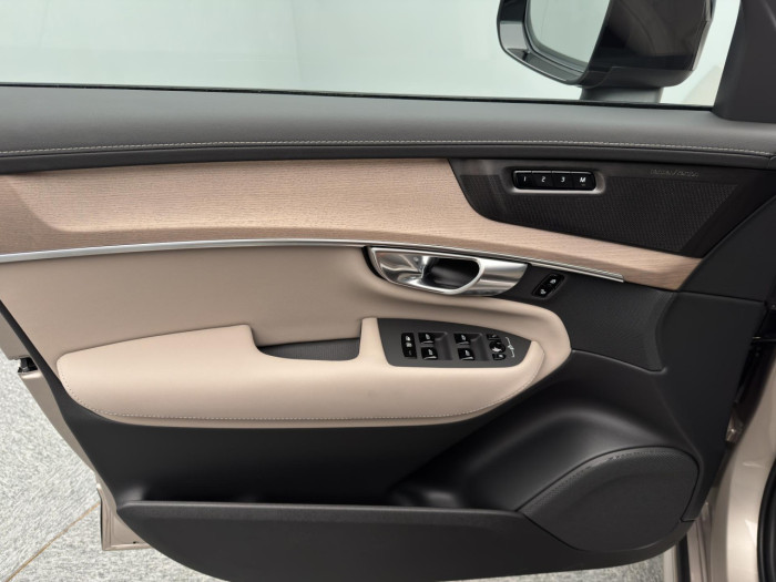 Volvo XC90 T8 AWD Plug-in ULTRA DARK 7m na operativní leasing