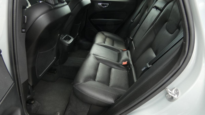 Volvo XC60 B4 mHEV AWD Plus Dark na operativní leasing
