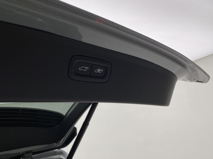 Volvo XC90 B5 AWD BLACK EDITION PLUS 7 na operativní leasing