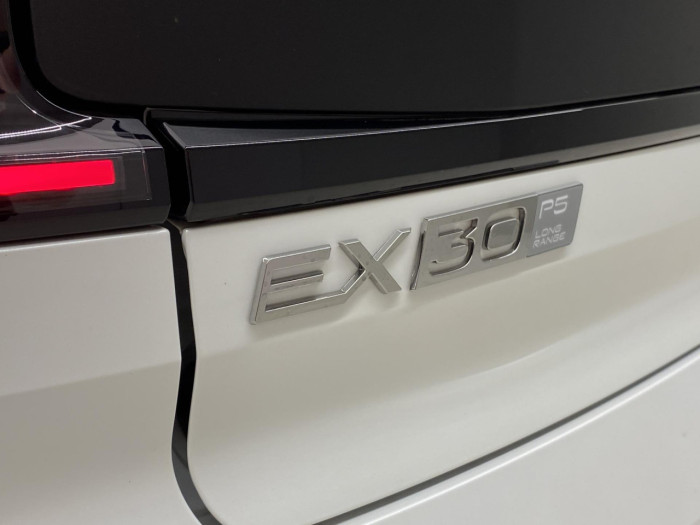 Volvo EX30 CROSS COUNTRY P5 LONG R. PLUS na operativní leasing