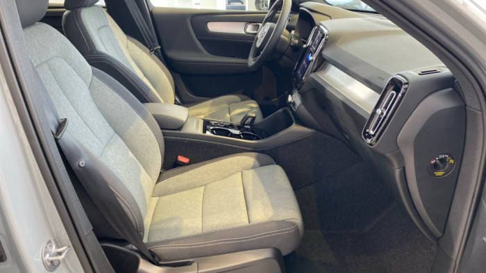 Volvo XC40 PLUS BLACK EDITION, B4 FWD, 145+10 kW / 197+14 HP na operativní leasing